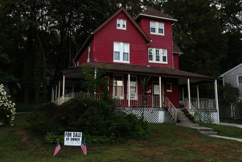 Homebuilder Sentiment Plunges to 2-Year Low Amid Economic Uncertainty