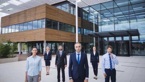 Chinese Brokers Hike Junior Banker Pay to Boost Retention