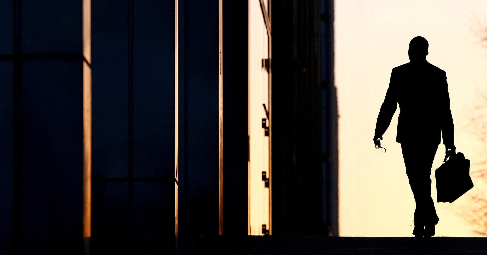 UK Employers Maintain Cautious 3% Pay Rises Amid Economic Uncertainty