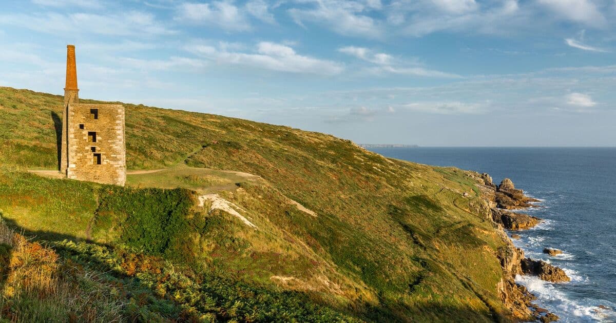 Rinsey Cove: Cornwall's Hidden Gem Accessible Only at Low Tide