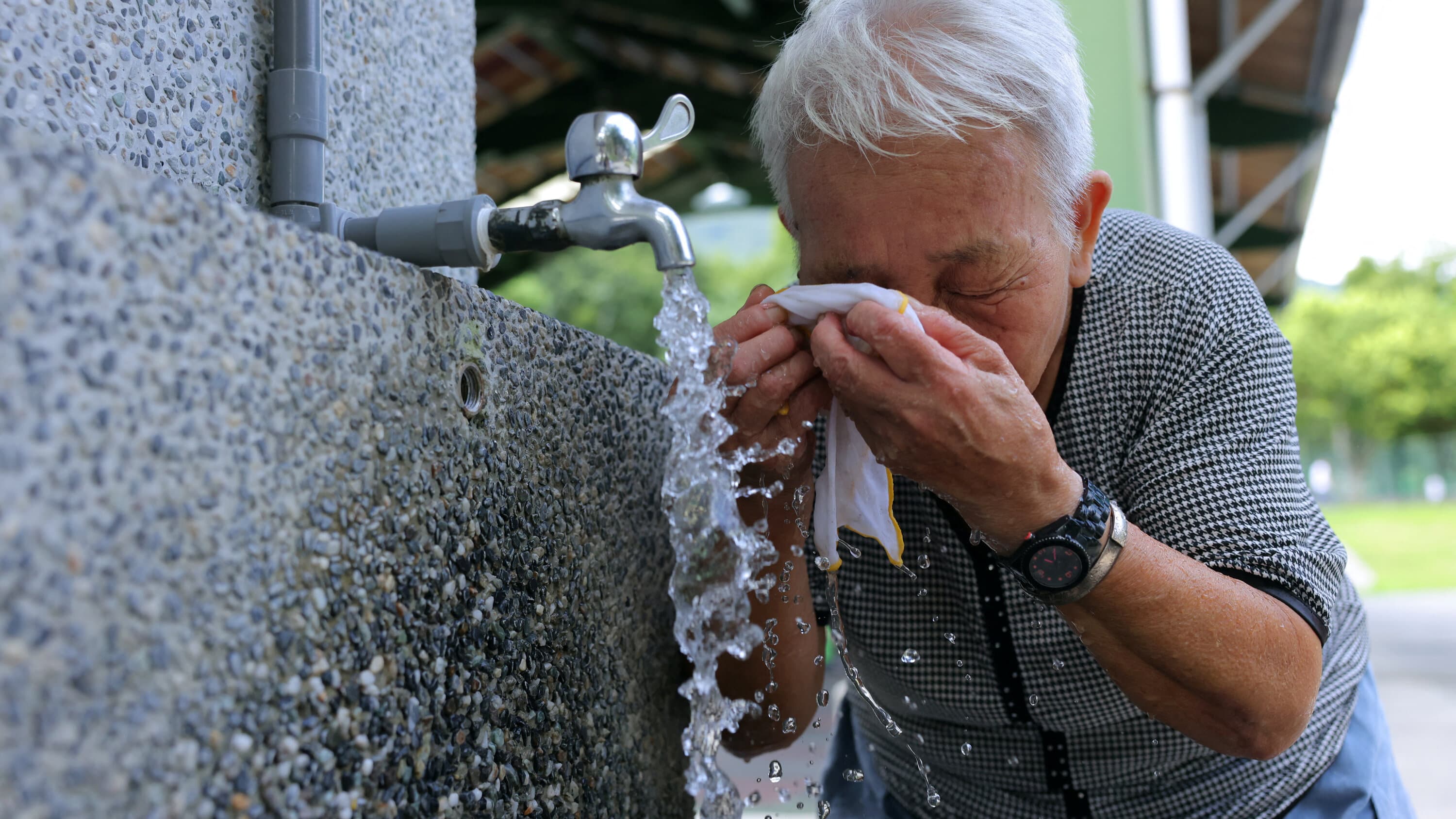 Extreme Heat Waves Accelerate Aging, Alarming Study Finds