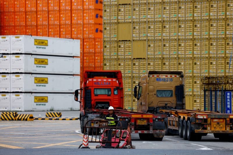Investors Flock to Global Equity Funds as Inflation Cools and US-China Tensions Ease