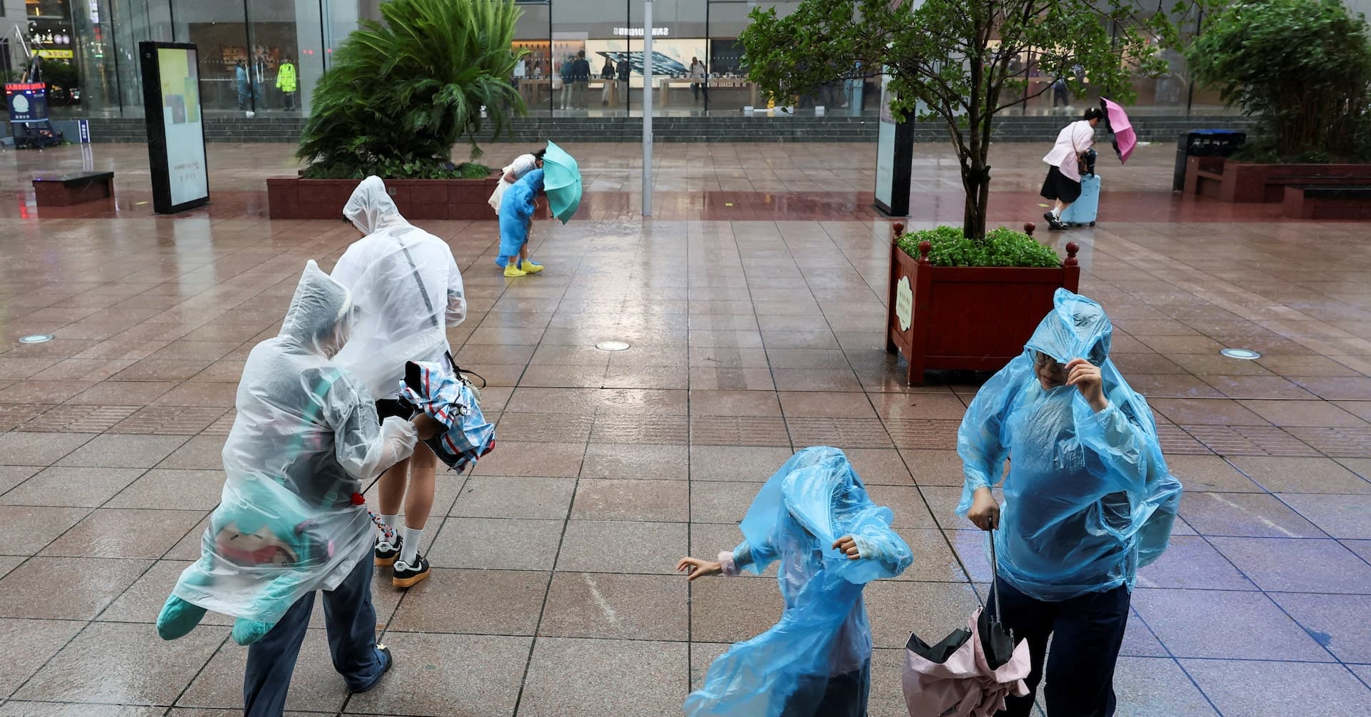 Tropical Storm Co-May Batters Shanghai, Prompting Mass Evacuations