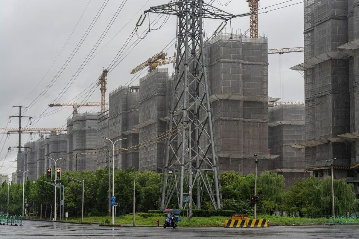 Chinese Developer Stocks Plunge as Beijing Holds Back Stimulus