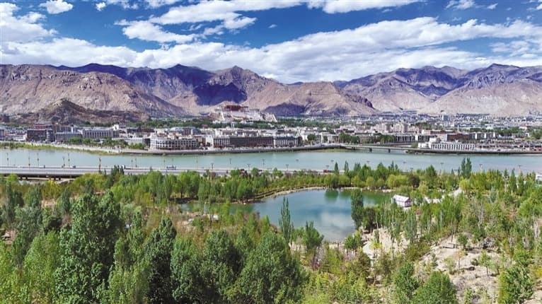 Tibetans Embrace "Lingka" Tradition as Lhasa Transforms into Lush Oasis