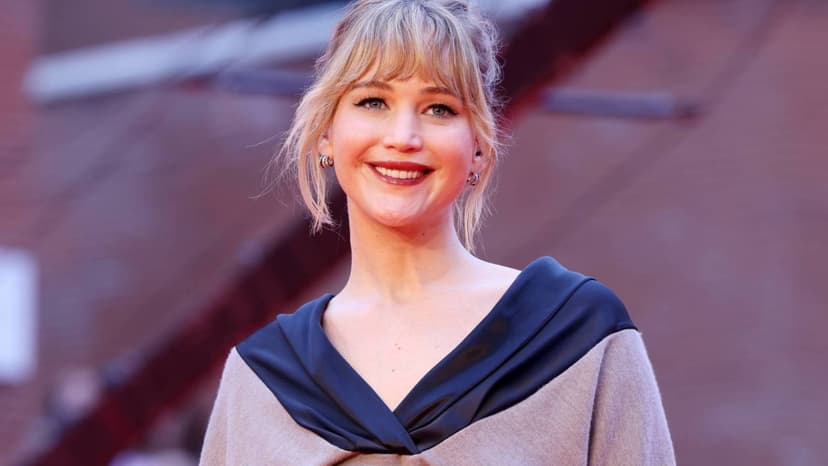Jennifer Lawrence Reflects on Coping with Fame and Paparazzi Frenzy