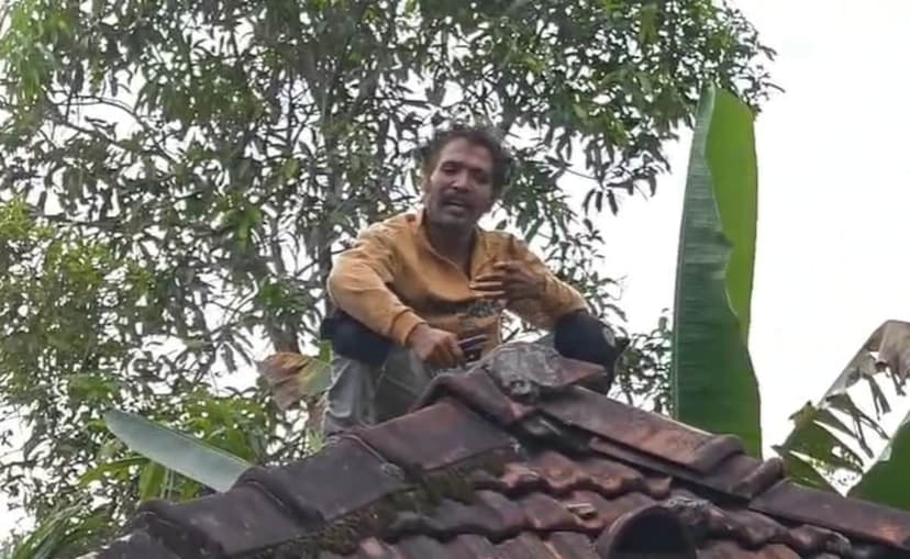 Man Attacks Father with Machete, Barricades Himself in House for Hours