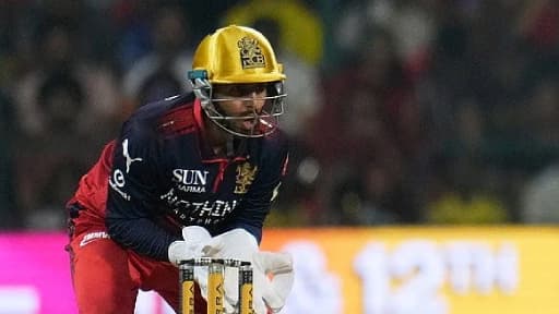 RCB Trolls Dhoni's Signature Catch on Social Media