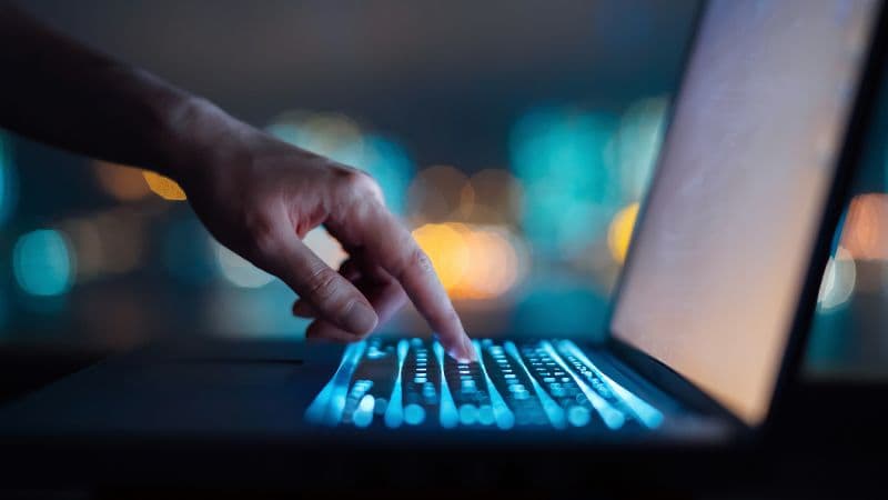 AI Boom Fuels $500B Deal, Risks Echo Dotcom Bubble
