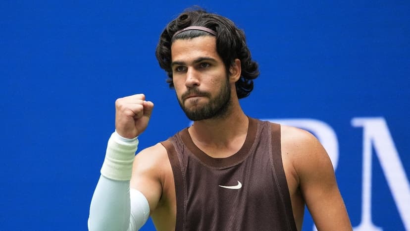 Defending Champ Alcaraz Cruises Past Safiullin