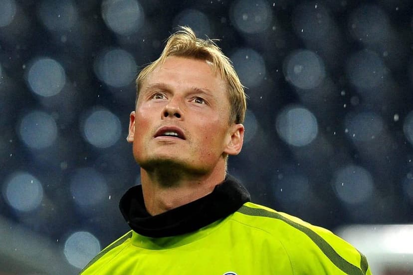 Ex-Arsenal Keeper Manninger Dies in Train Crash