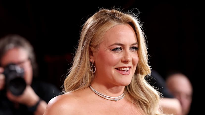 Alicia Silverstone's Golden Globes Gown Dazzles