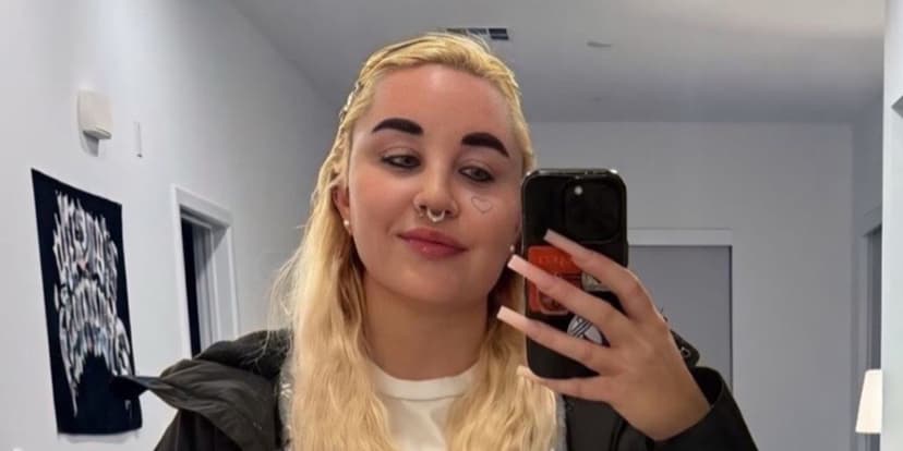 Amanda Bynes Flaunts New 'Trap Star' Hand Tattoo