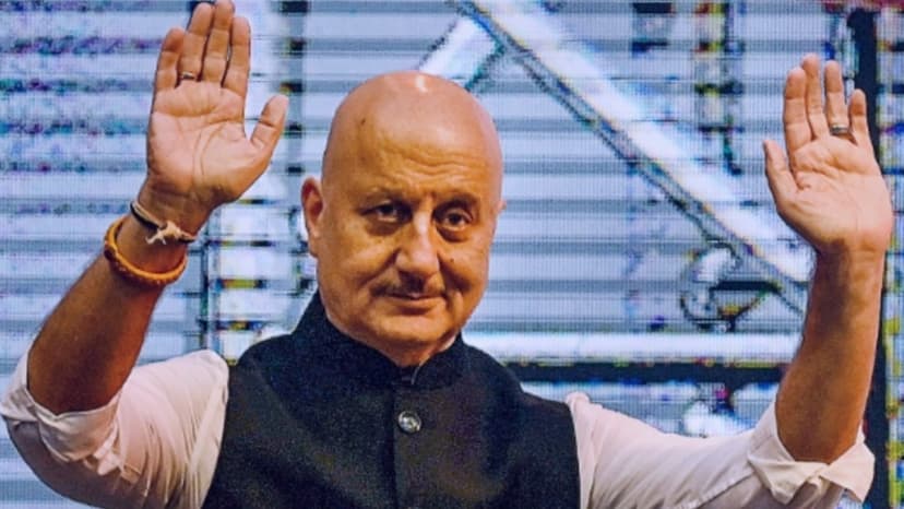 Anupam Kher's Flight Cancelled, Actor Makes The Best of It