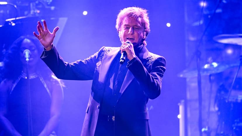 Barry Manilow Postpones Tour After Lung Cancer Surgery