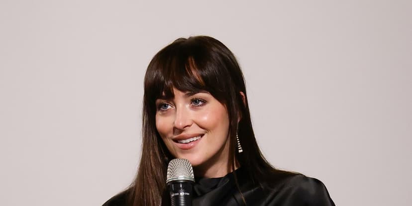 Dakota Johnson Warns: "Men Who Wear Flip-Flops, Run!"