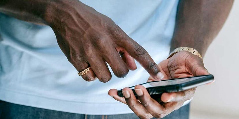 Scammers Exploit Fake Airline Texts to Steal Travelers' Data