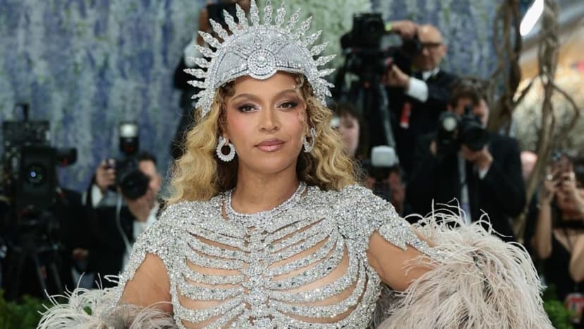 Beyoncé's daring leather skirt turn heads in Houston