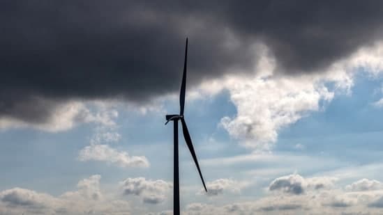 Dangerous Winds Threaten Bloomington: Take Shelter Now!