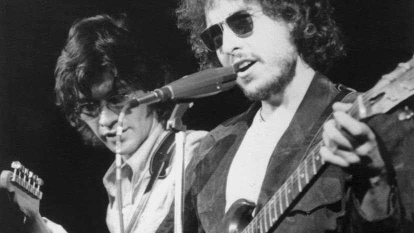 Bob Dylan Tour in Chaos: Guitarists Quit!