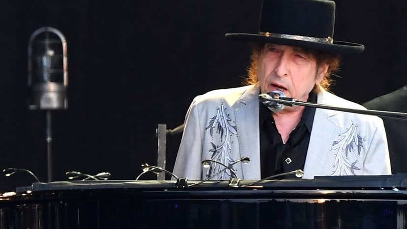 Dylan's Guitarist Shuffle Continues: New Face in Cincinnati