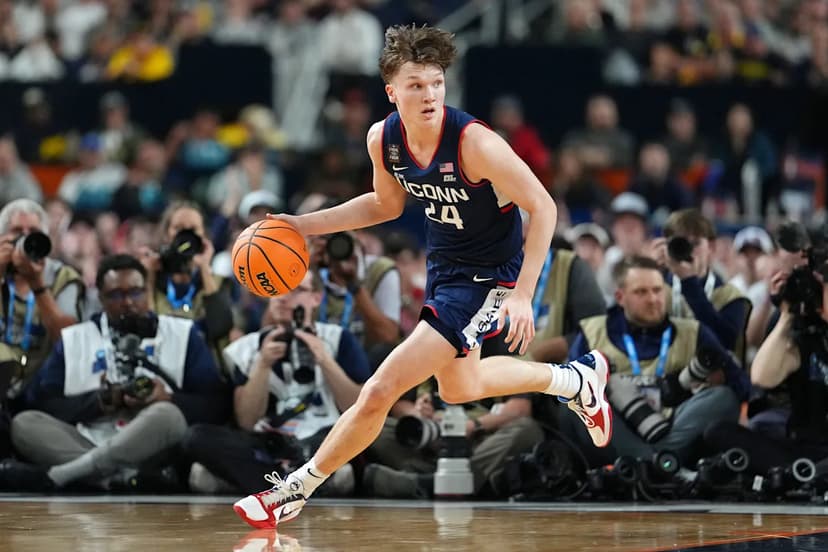 Mullins Stays: Star Guard Returns to UConn for Championship Run