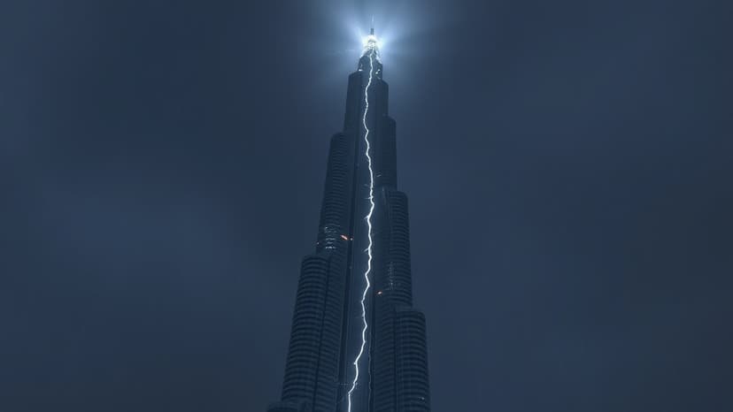 Burj Khalifa Struck by Lightning in Dubai Storm