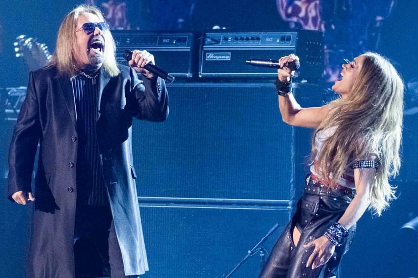 Carrie Underwood Rocks American Idol Finale with Mötley Crüe