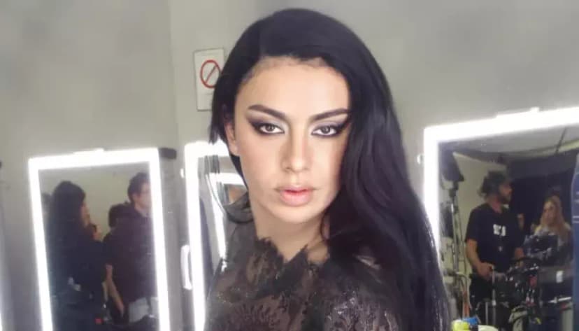 Charli XCX Stuns at VMAs Despite Red Carpet Slip