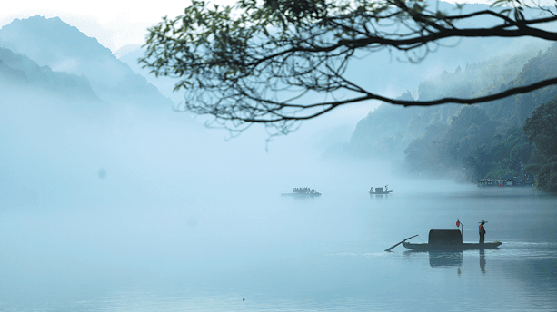 Fishermen's Nets Now Catch Tourists in China