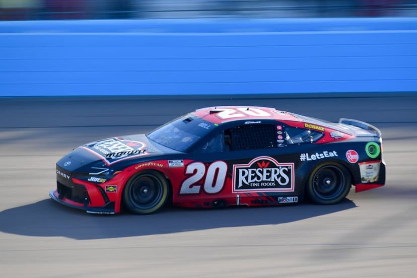 Bell Grabs Vegas Pole with Blistering Lap