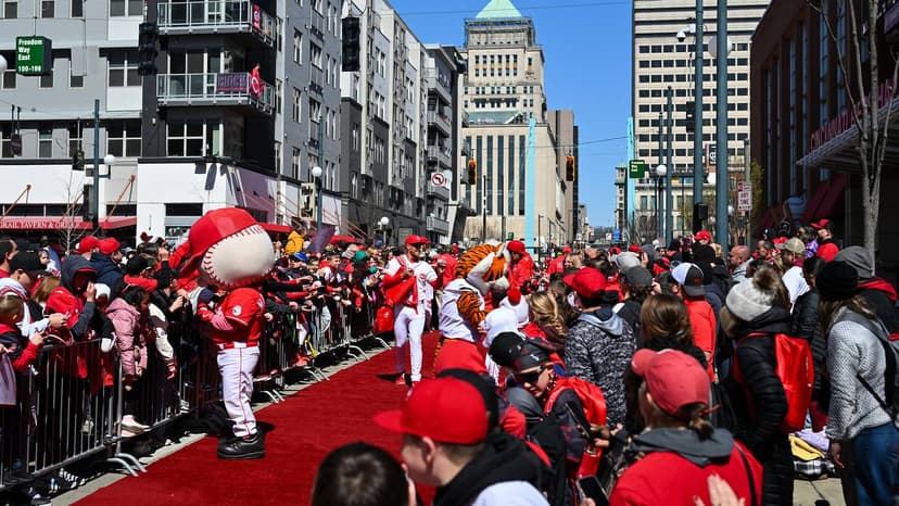 Reds' 2027 Lineup: De La Cruz Leads New Era