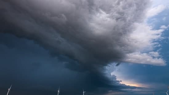 Massive Wall Cloud Over Cleveland Sparks Urgent Warning