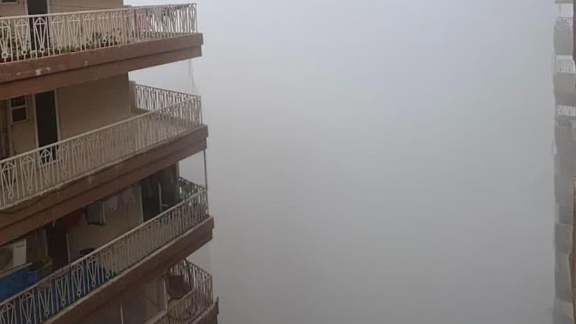 Delhi Chokes: AQI Hits 374, Fog Worsens Crisis