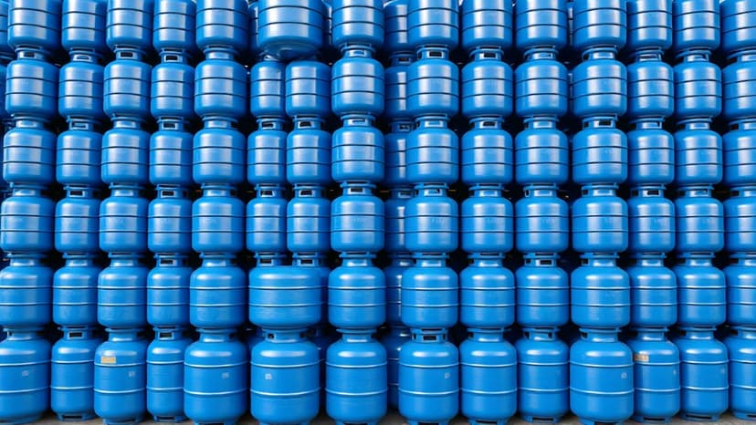 Delhi CM Distributes LPG, Tackles Smoke-Filled Kitchens