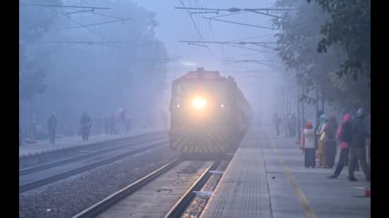 Delhi Chills: Mercury Plummets to 3.2°C Amidst Poor Air Quality