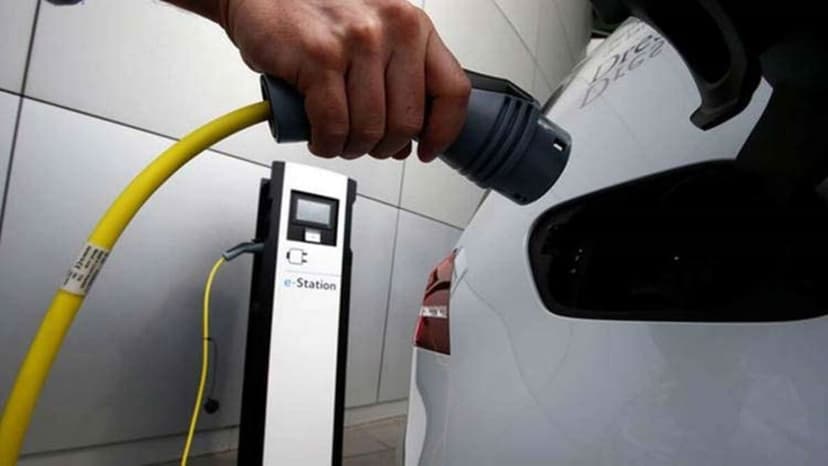 Delhi Govt Eyes Hybrid EVs for Tax Breaks