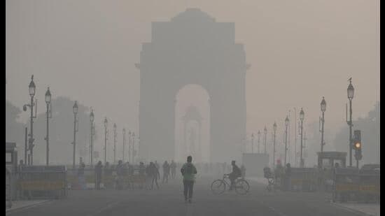 Delhi Chokes: Fog, Cold, and Pollution Grip New Year