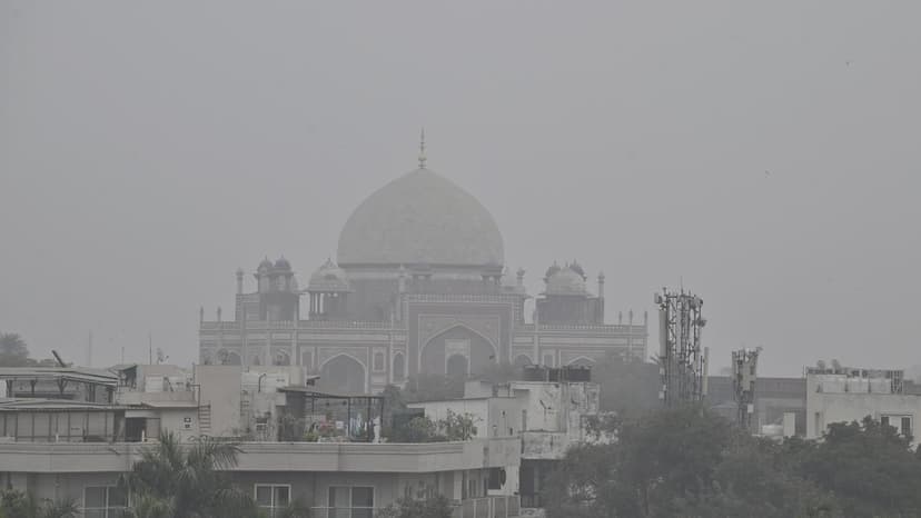Delhi Wakes to Windy, Chilly Sunday Amidst Smog