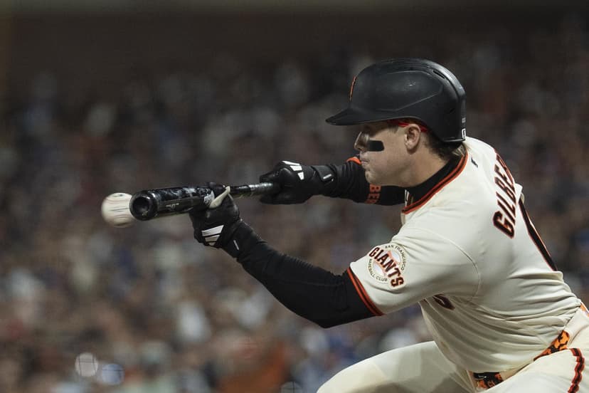 Giants Outfielder's Unconventional Catch Attempt Stuns