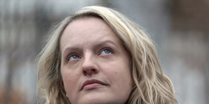 Moss: "They Threatened Me" to Join Handmaid's Tale