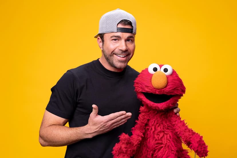 Elmo & Mark Rober: Netflix Holiday Magic!