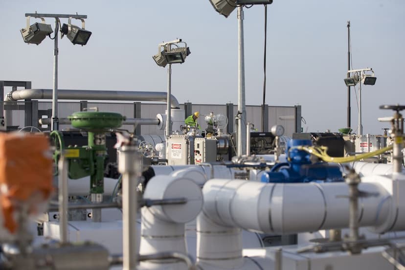 Euro Plunges as Oil Prices Soar