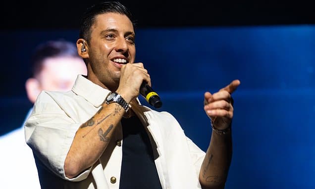 Singer Tells Pregnant Fan 'Get Up and Dance'!