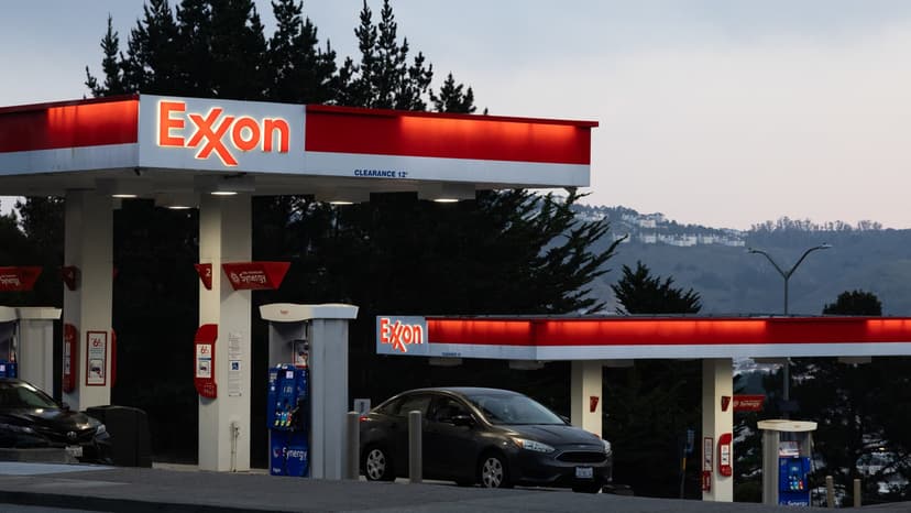 Exxon Beats Estimates Amid Oil Price Plunge
