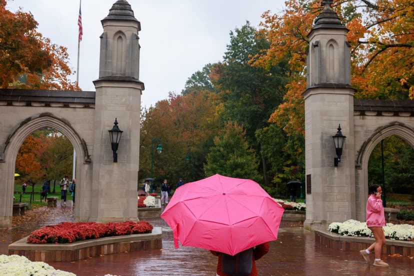 Fall Forecasts Clash: Two Almanacs Predict Opposing Weather