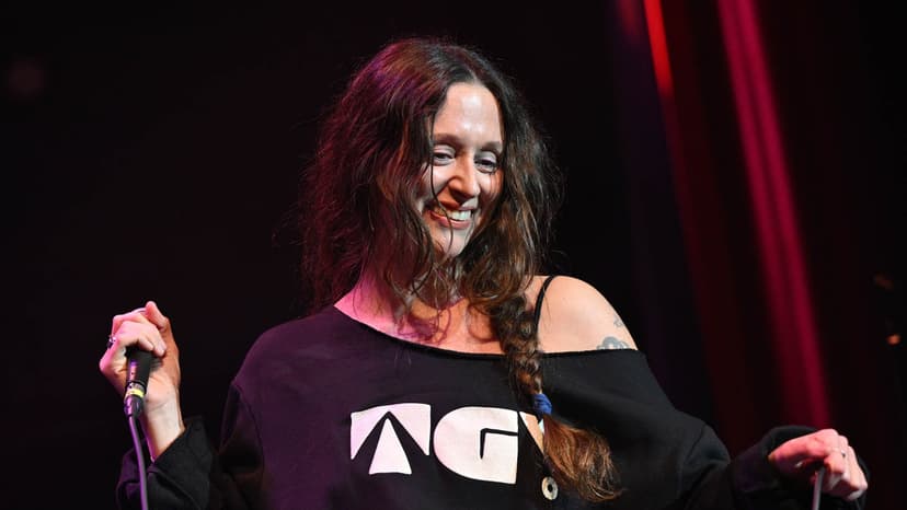 Waxahatchee Shines at Thundergong! Benefit with Taylor Swift Cover