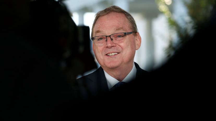 Fed Rate Cut Debate: Experts Divided on Inflation Risks