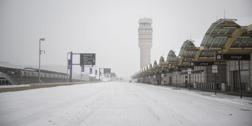 US Air Travel Chaos Eases After Winter Storm Fern