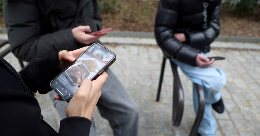 France Eyes Under-15 Social Media Ban